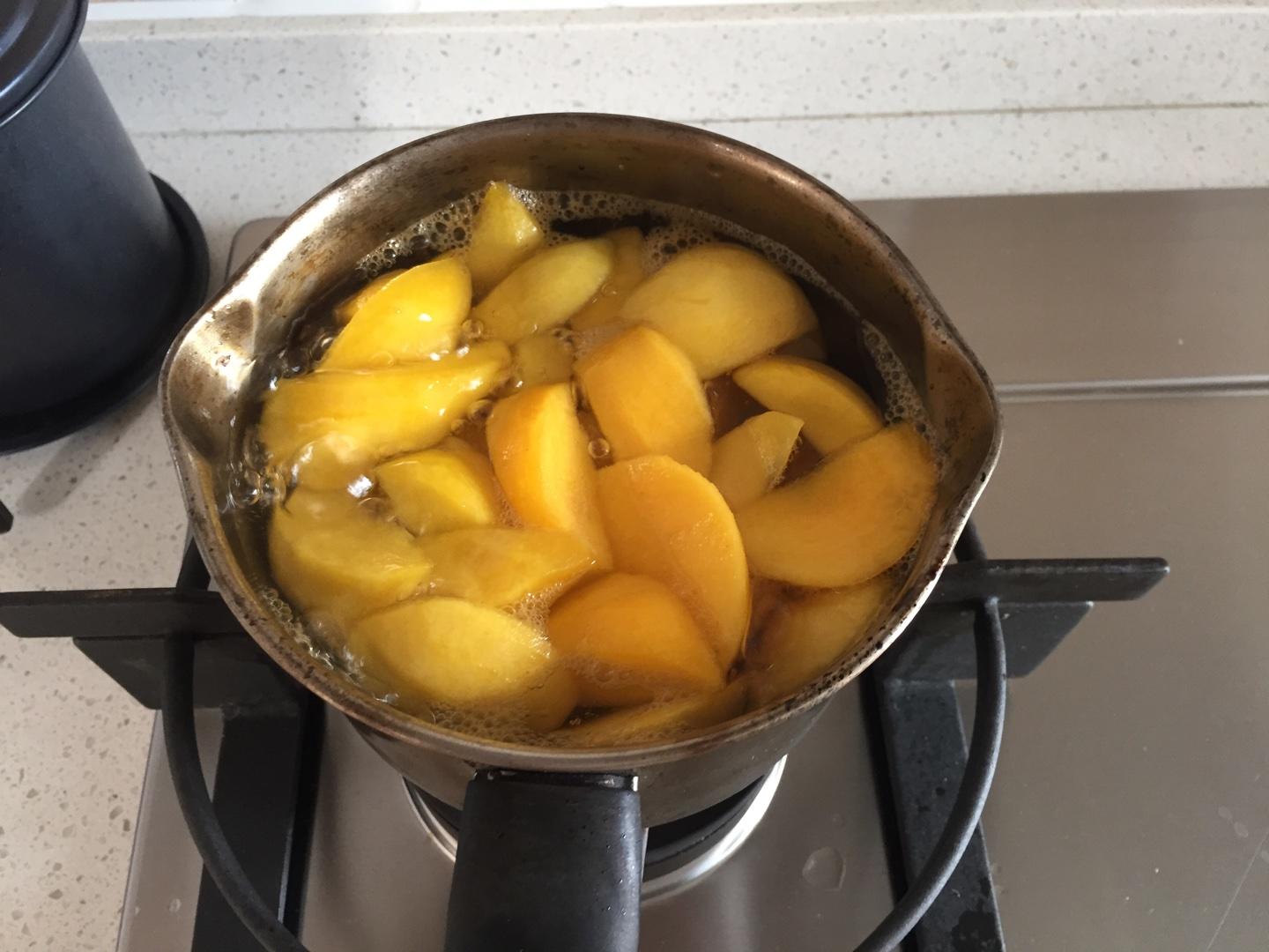 糖水桃的做法 步骤5