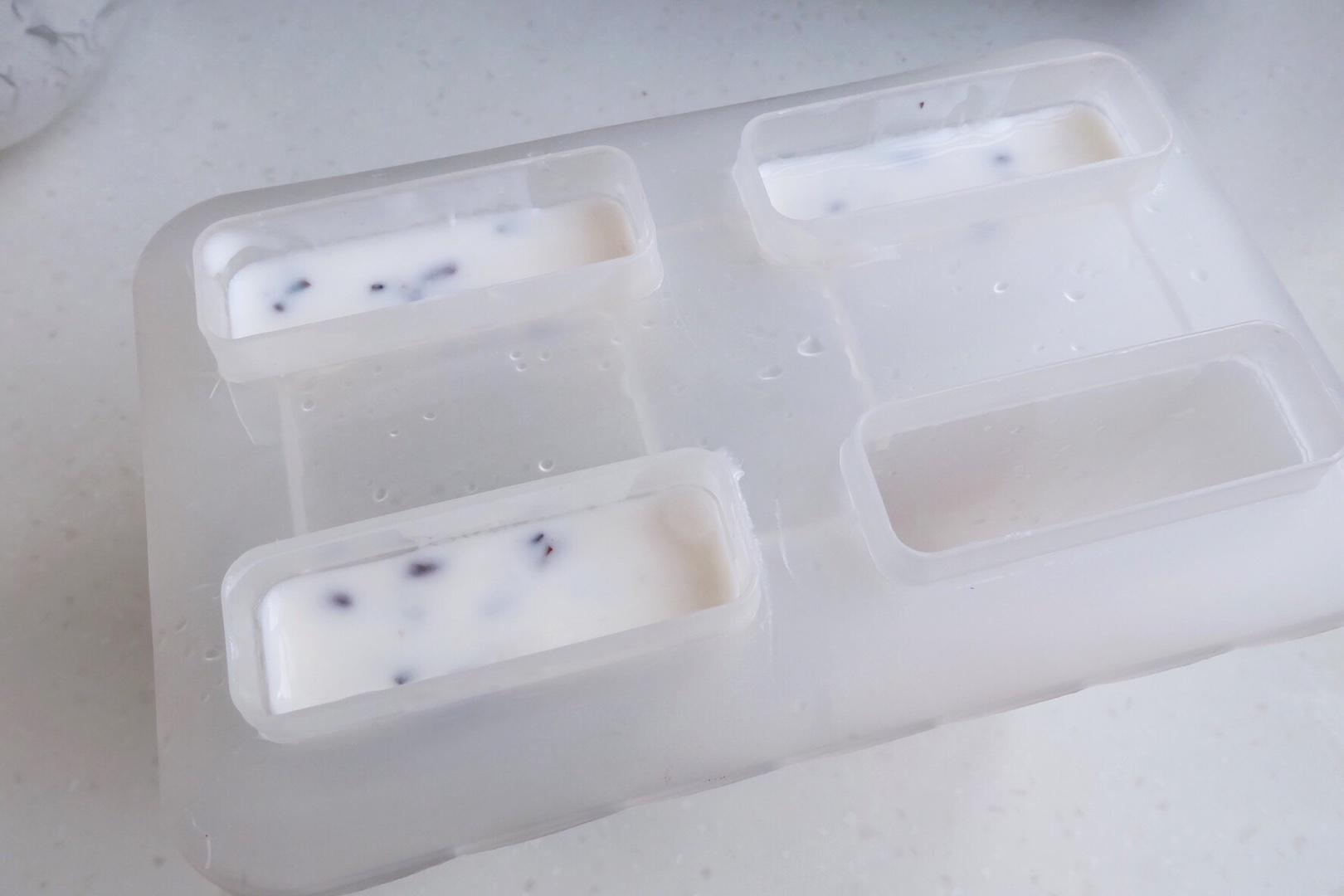 懶人雪糕—酒釀酸奶冰棍的做法 步骤3