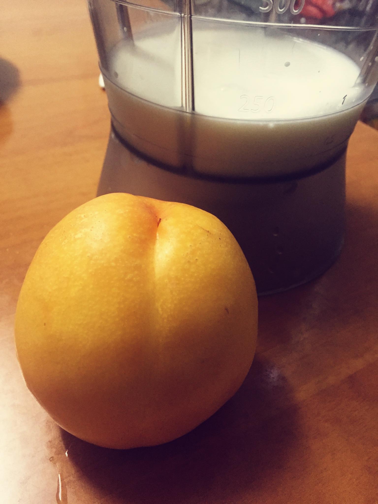 夏日清涼飲品-黃桃奶昔的做法 步骤1