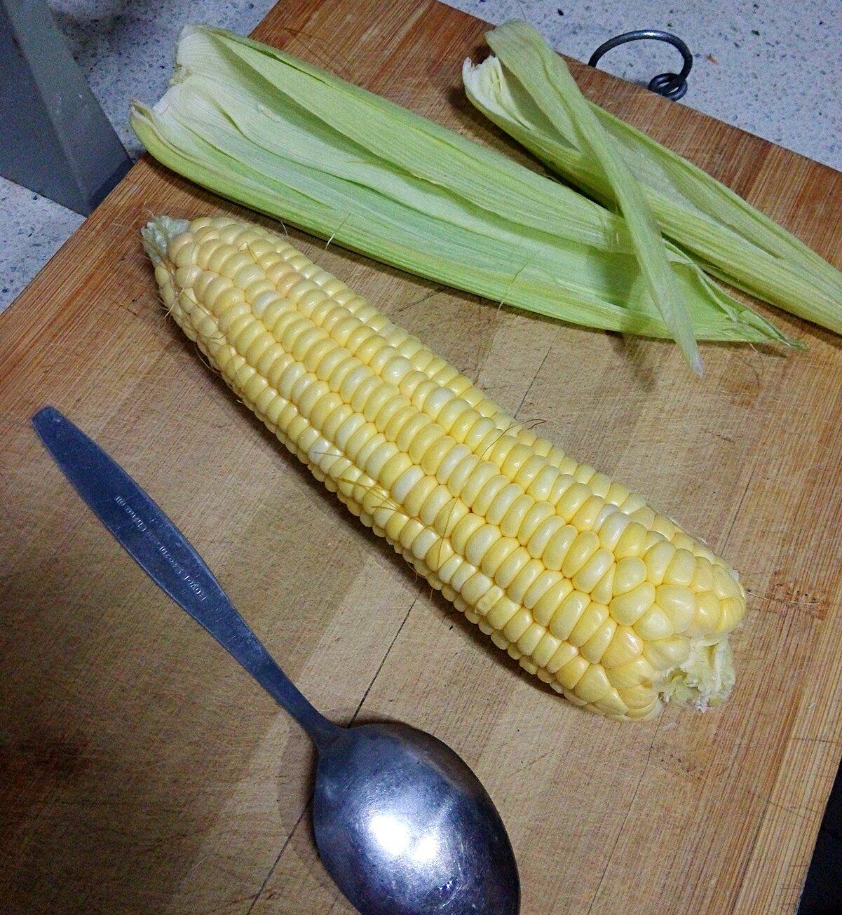輕鬆便捷地剝出完整玉米粒的做法 步骤1