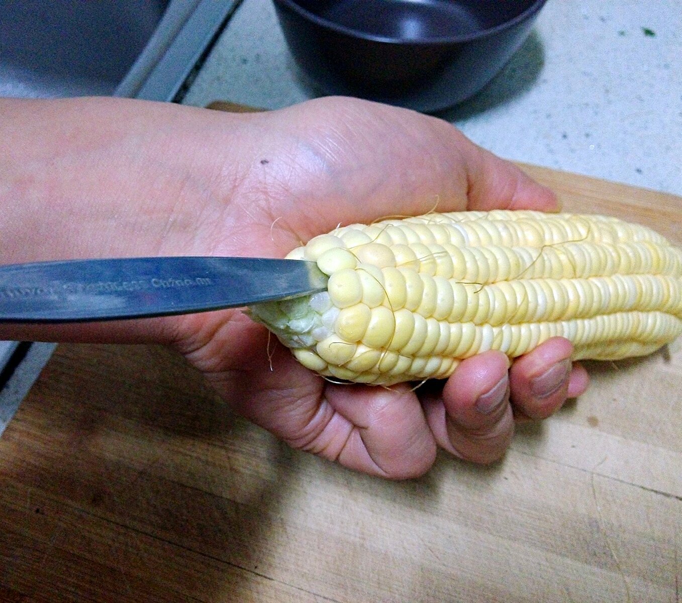 輕鬆便捷地剝出完整玉米粒的做法 步骤2