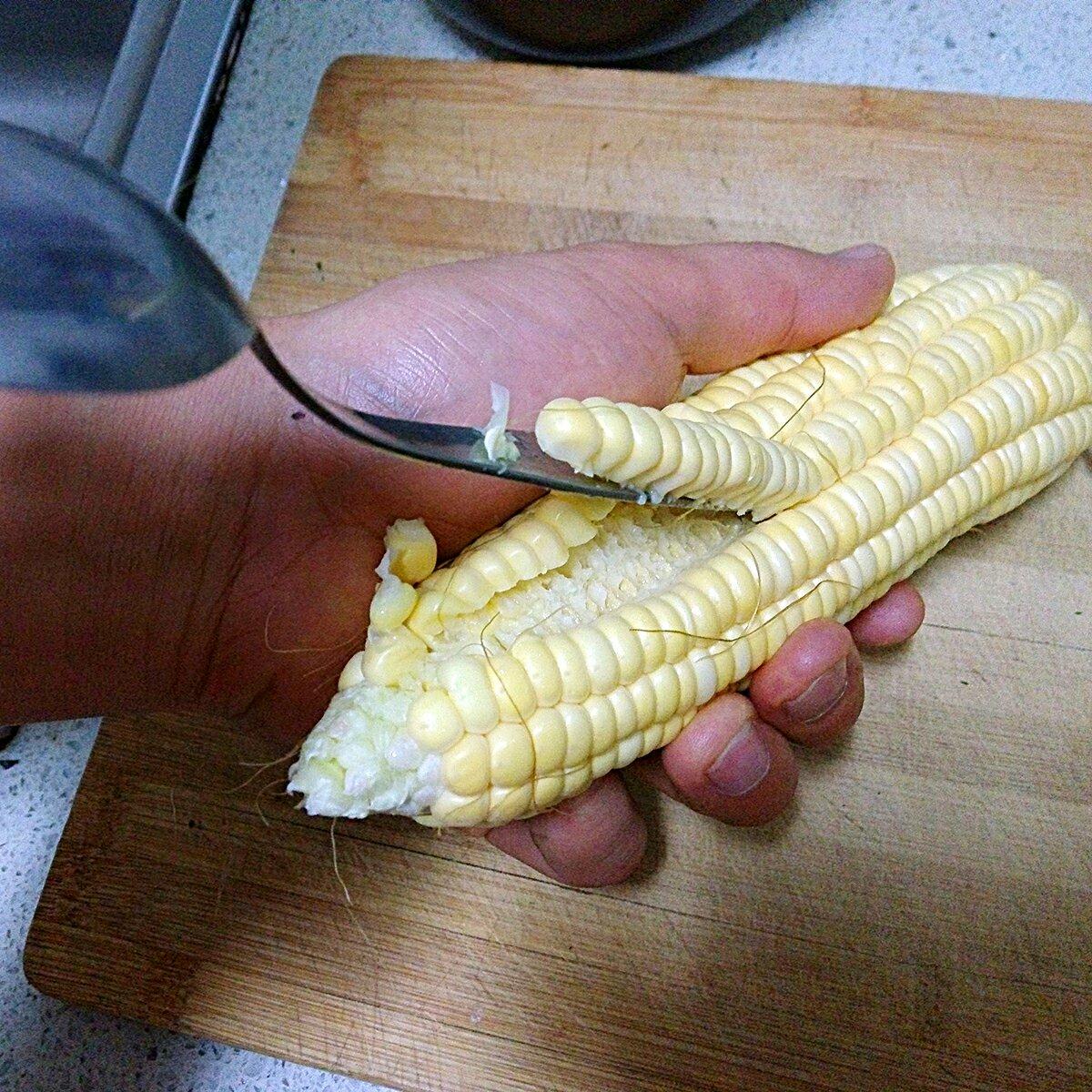輕鬆便捷地剝出完整玉米粒的做法 步骤3