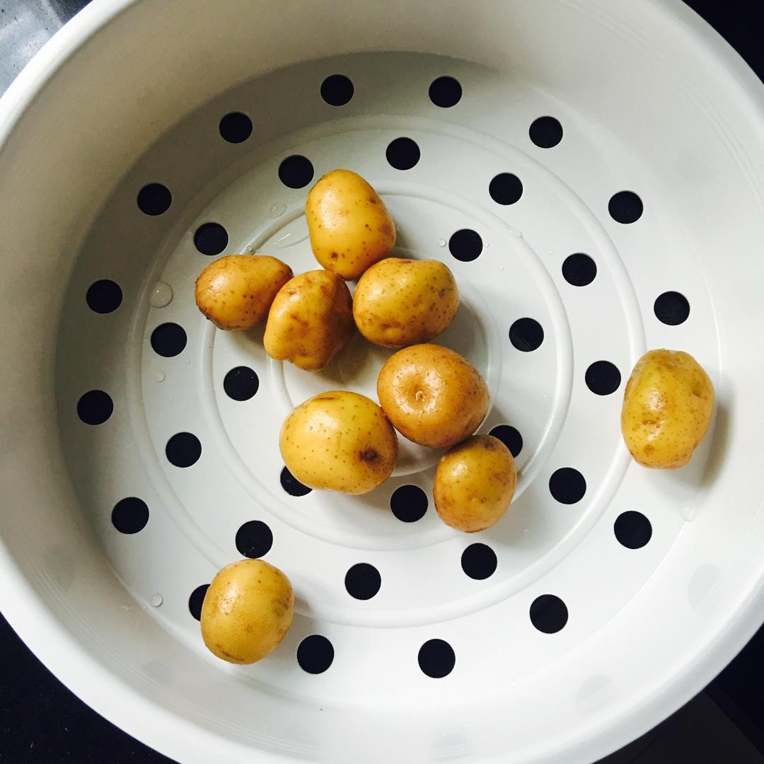 蔥煎小土豆的做法 步骤1