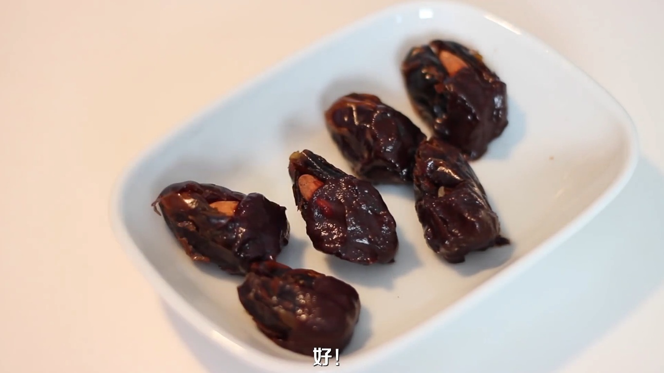「JESS BEAUTICIAN」杏仁椰棗沾巧克力醬的做法 步骤4