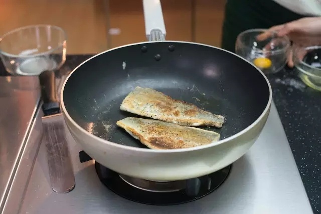 香煎鱸魚佐奶油醬的做法 步骤6