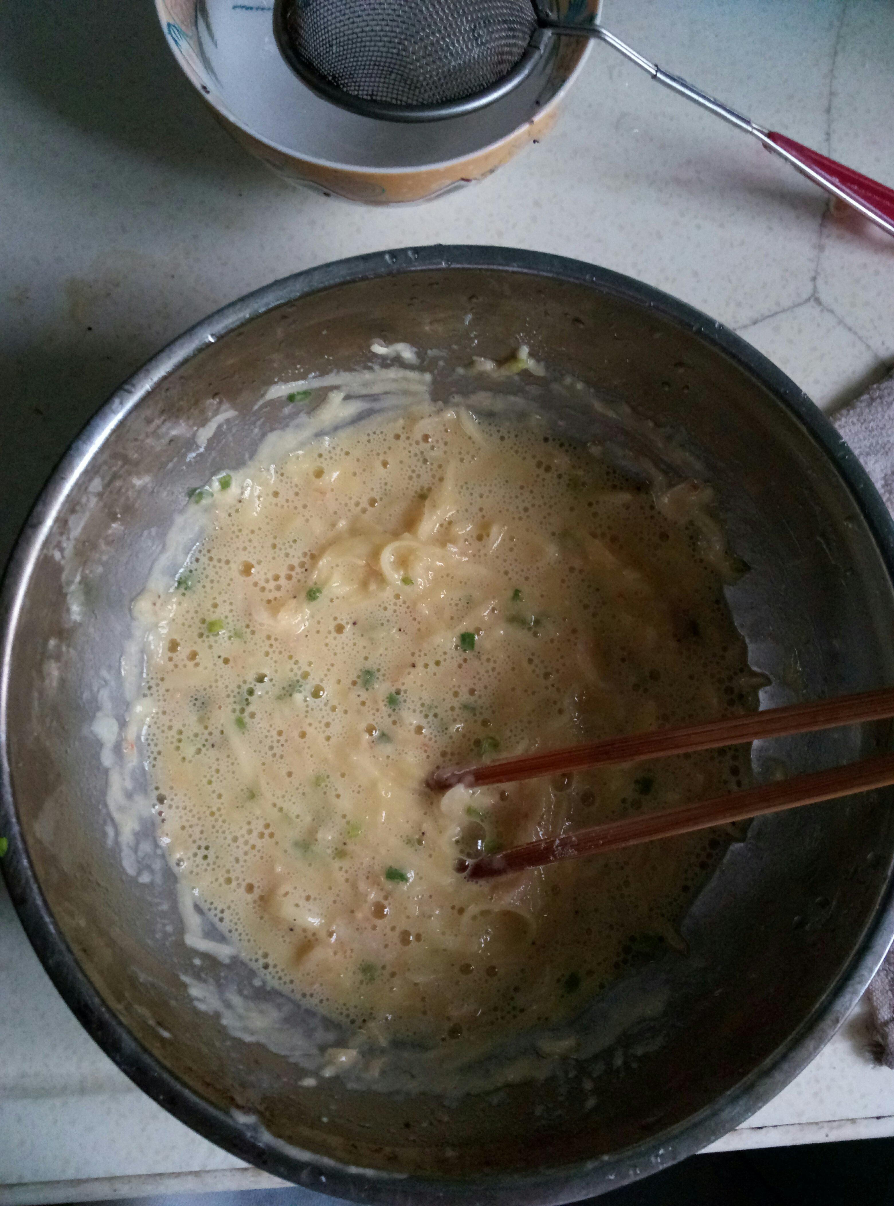 土豆雞蛋蝦皮餅的做法 步骤1