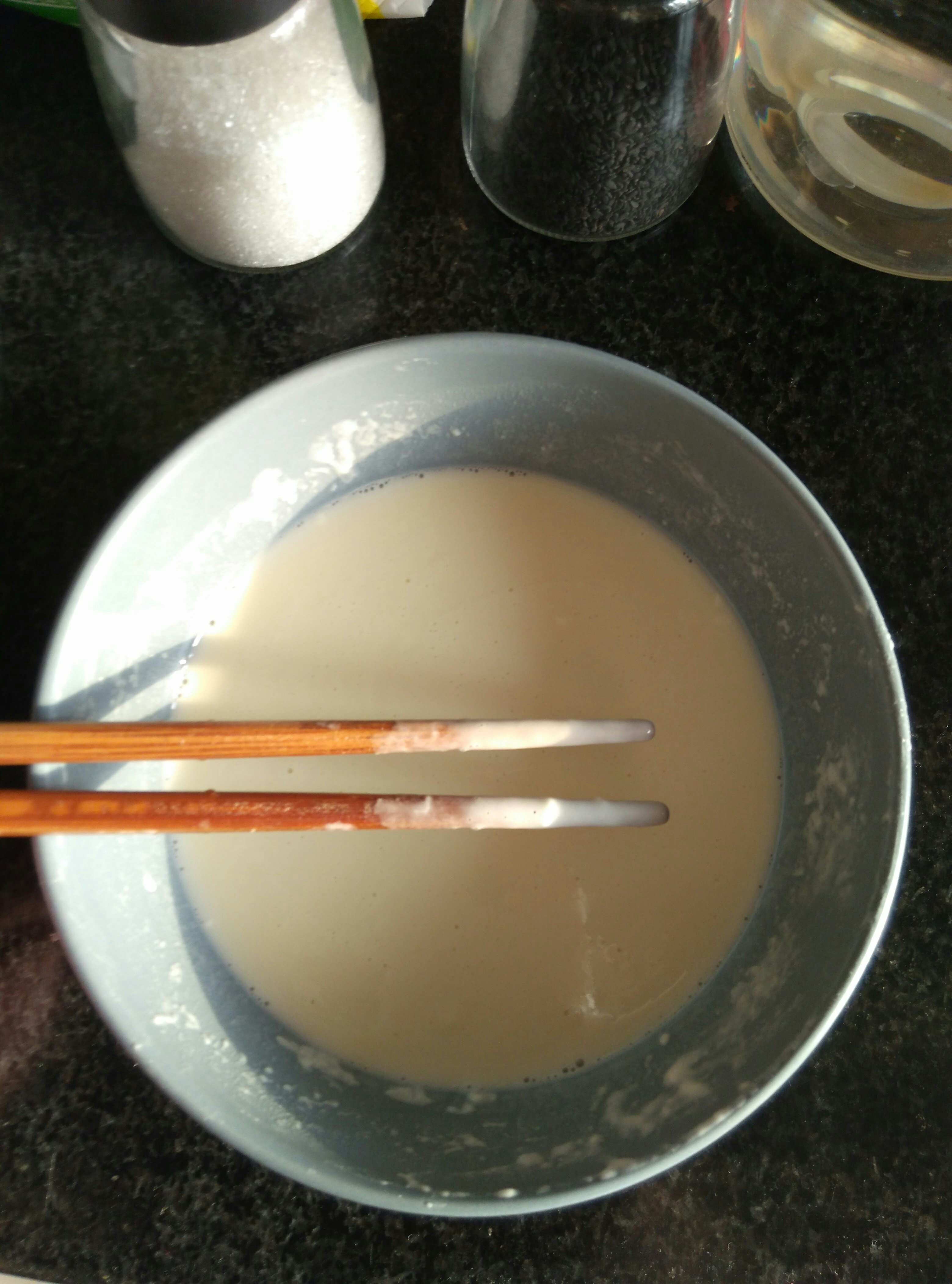 快手早餐——香煎芝麻小甜餅的做法 步骤2
