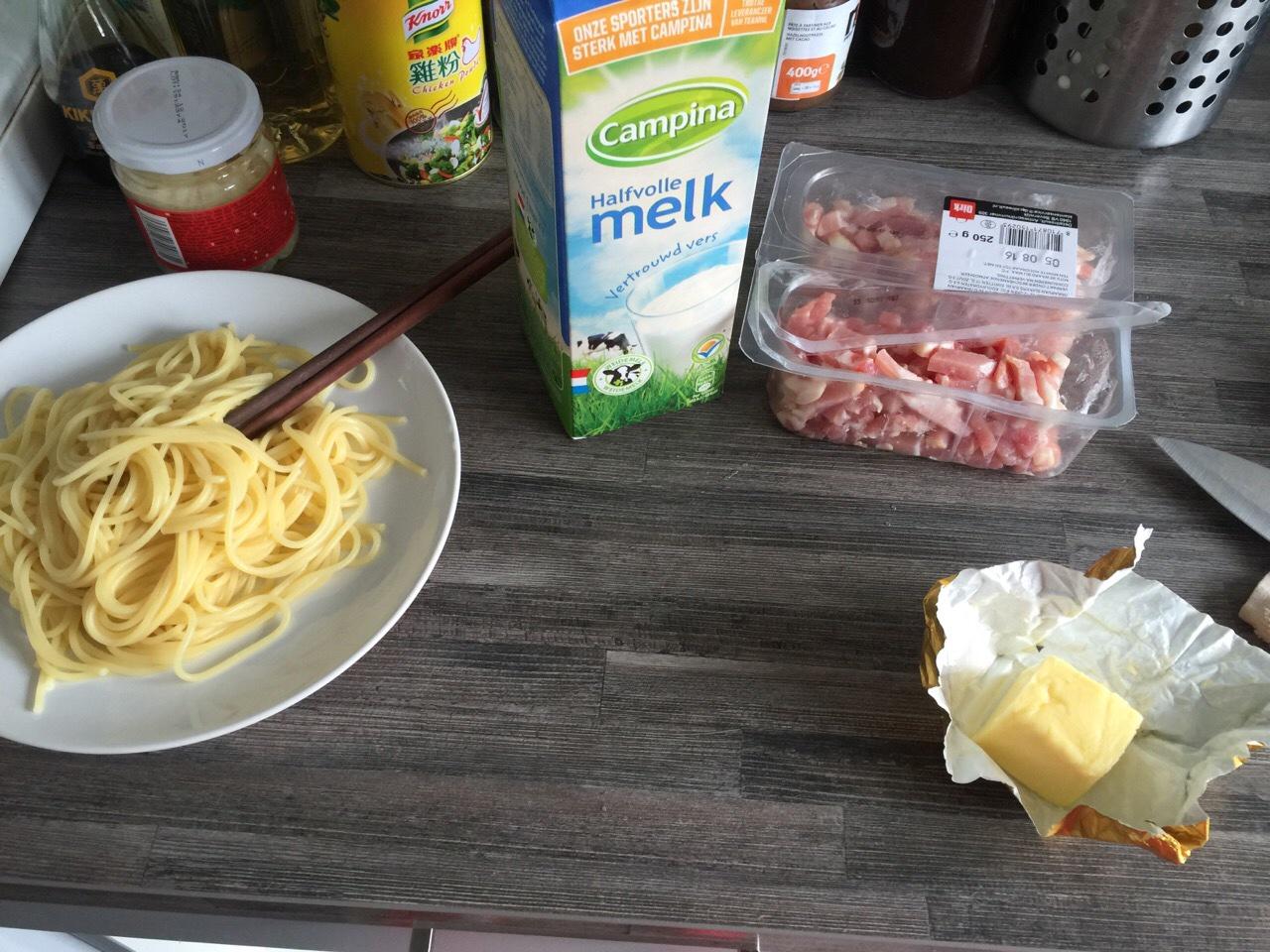 好吃奶香的快手培根意大利麪的做法 步骤1