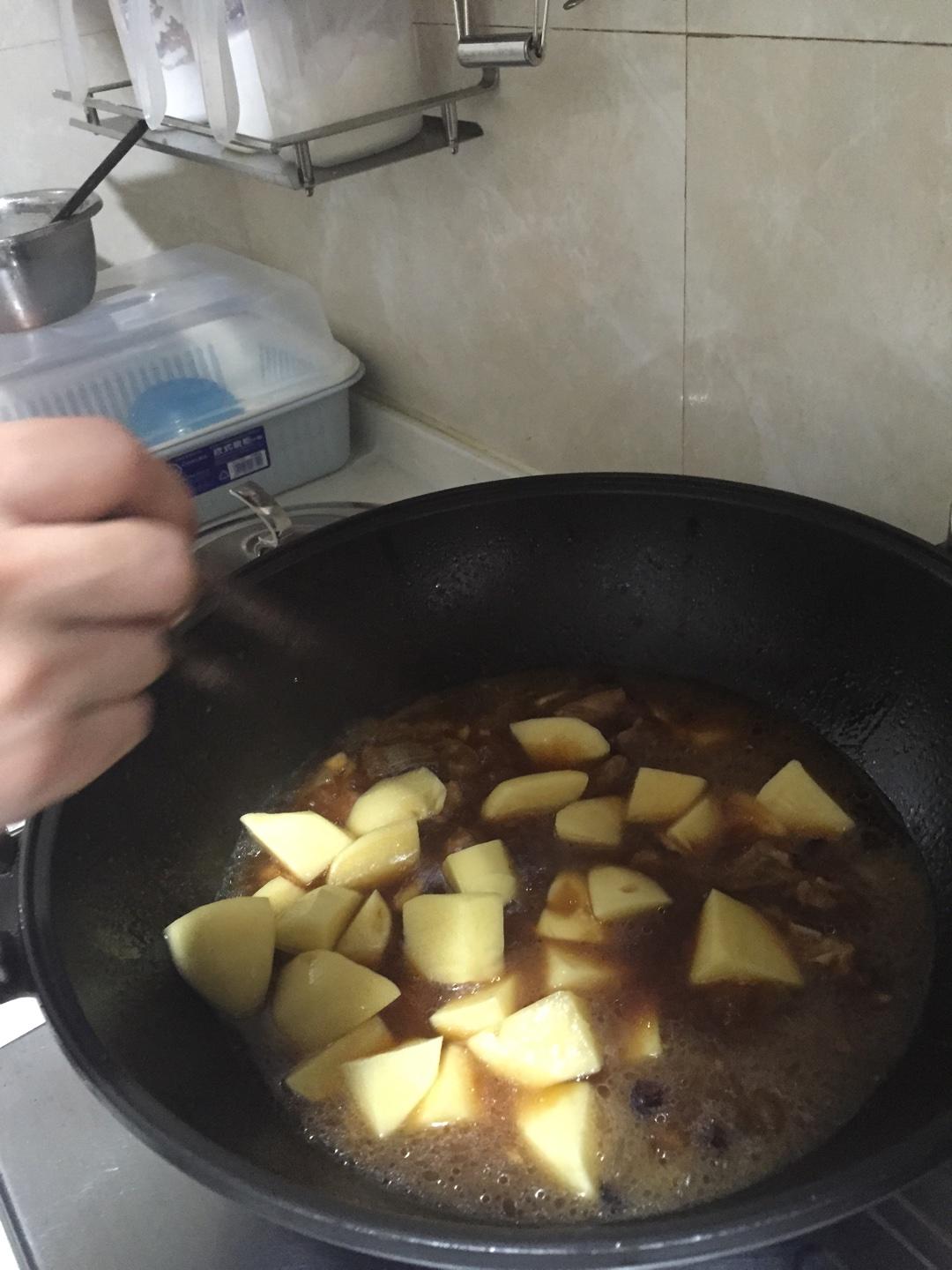 土豆燜排骨(廣式）的做法 步骤11