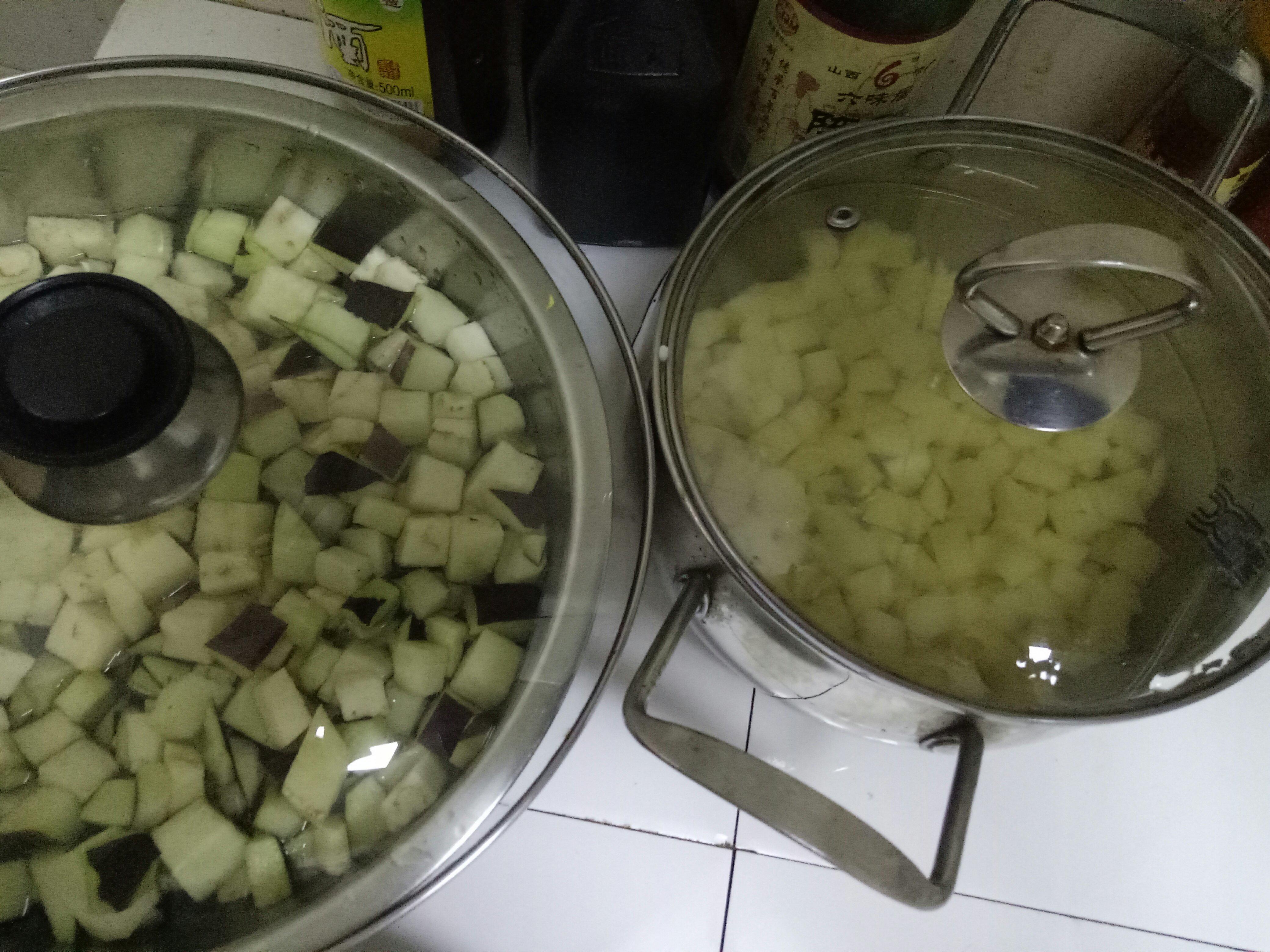 電飯煲茄子土豆火腿飯的做法 步骤1