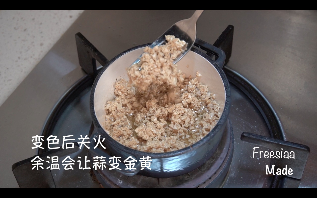 【視訊】蒜蓉粉絲蒸扇貝的做法 步骤3
