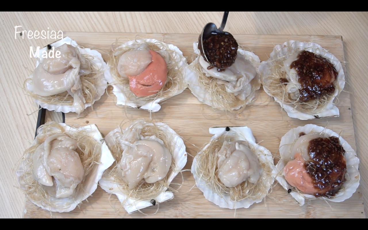 【視訊】蒜蓉粉絲蒸扇貝的做法 步骤10
