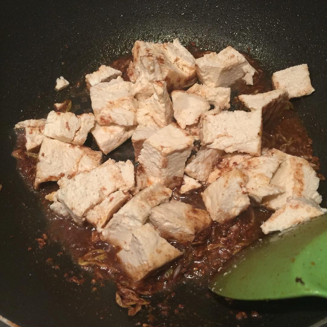 蝦醬炒豆腐（勾氏私房菜）的做法 步骤3