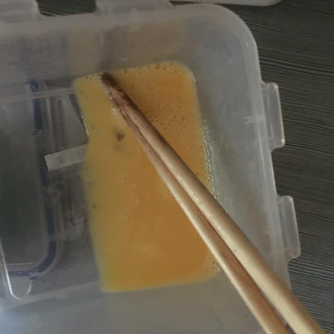 菜椒蒸蛋（宿舍黨小功率電飯煲快手餐）的做法 步骤1
