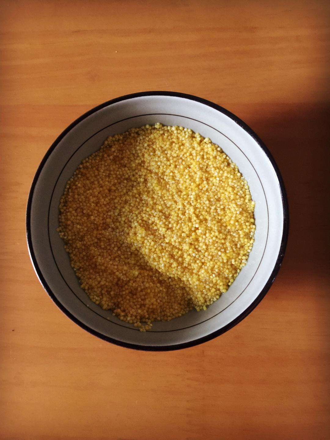 一碗泛米油的小米粥的做法 步骤1