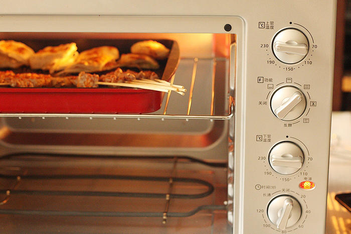 烤小肉串和烤饅頭烤餅－松下NB-H3800烤箱的做法 步骤6