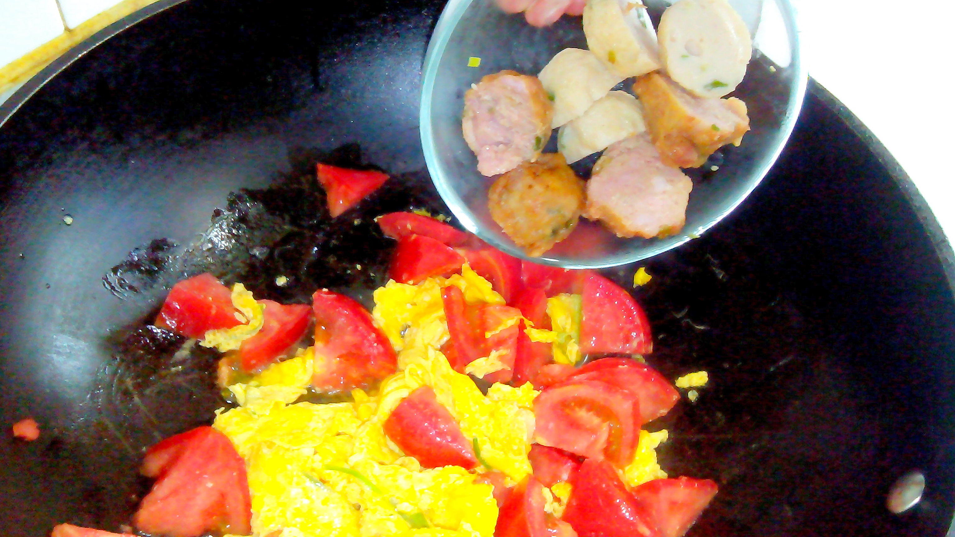 魚丸肉丸西紅柿炒蛋的做法 步骤6