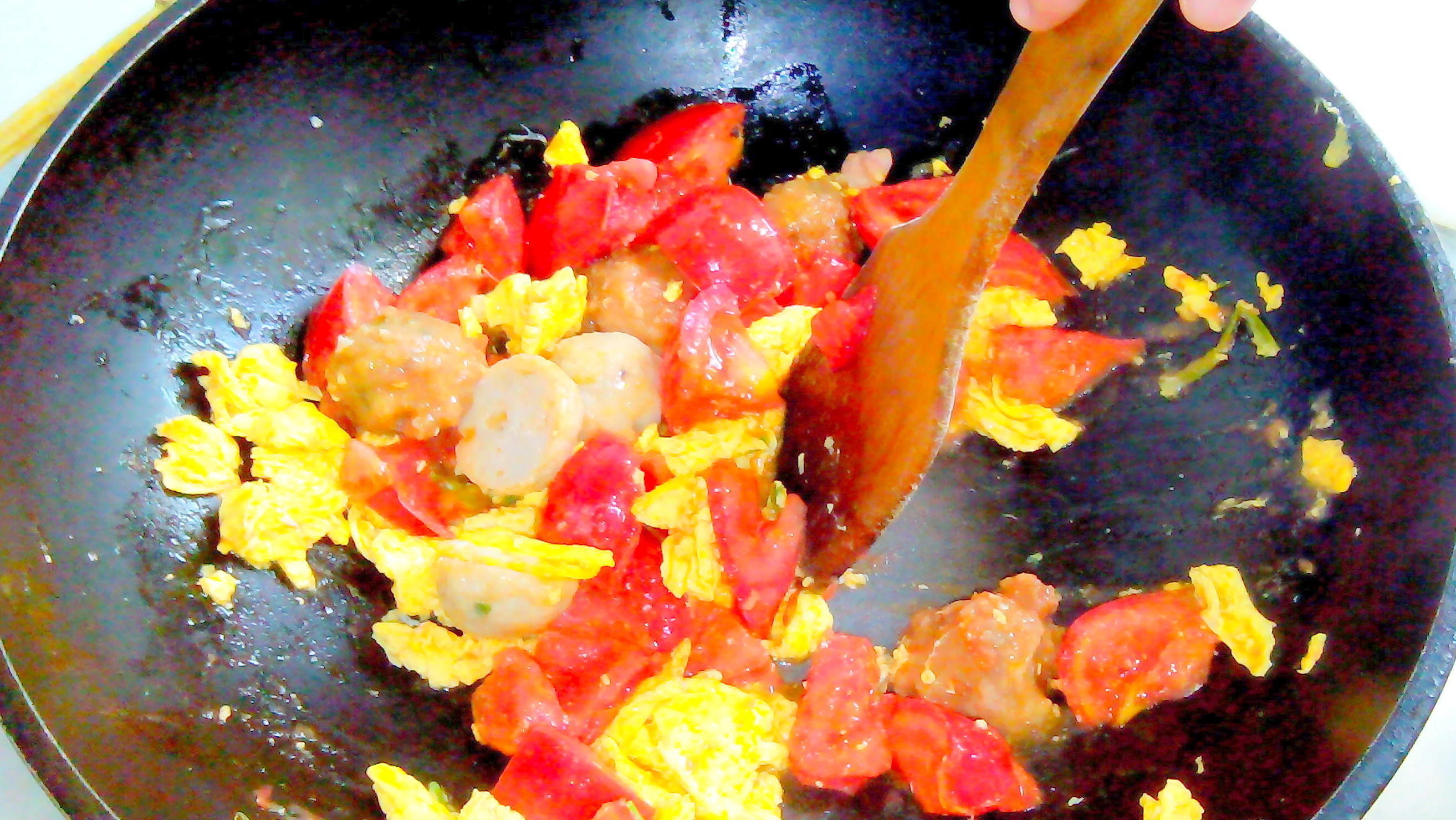 魚丸肉丸西紅柿炒蛋的做法 步骤7
