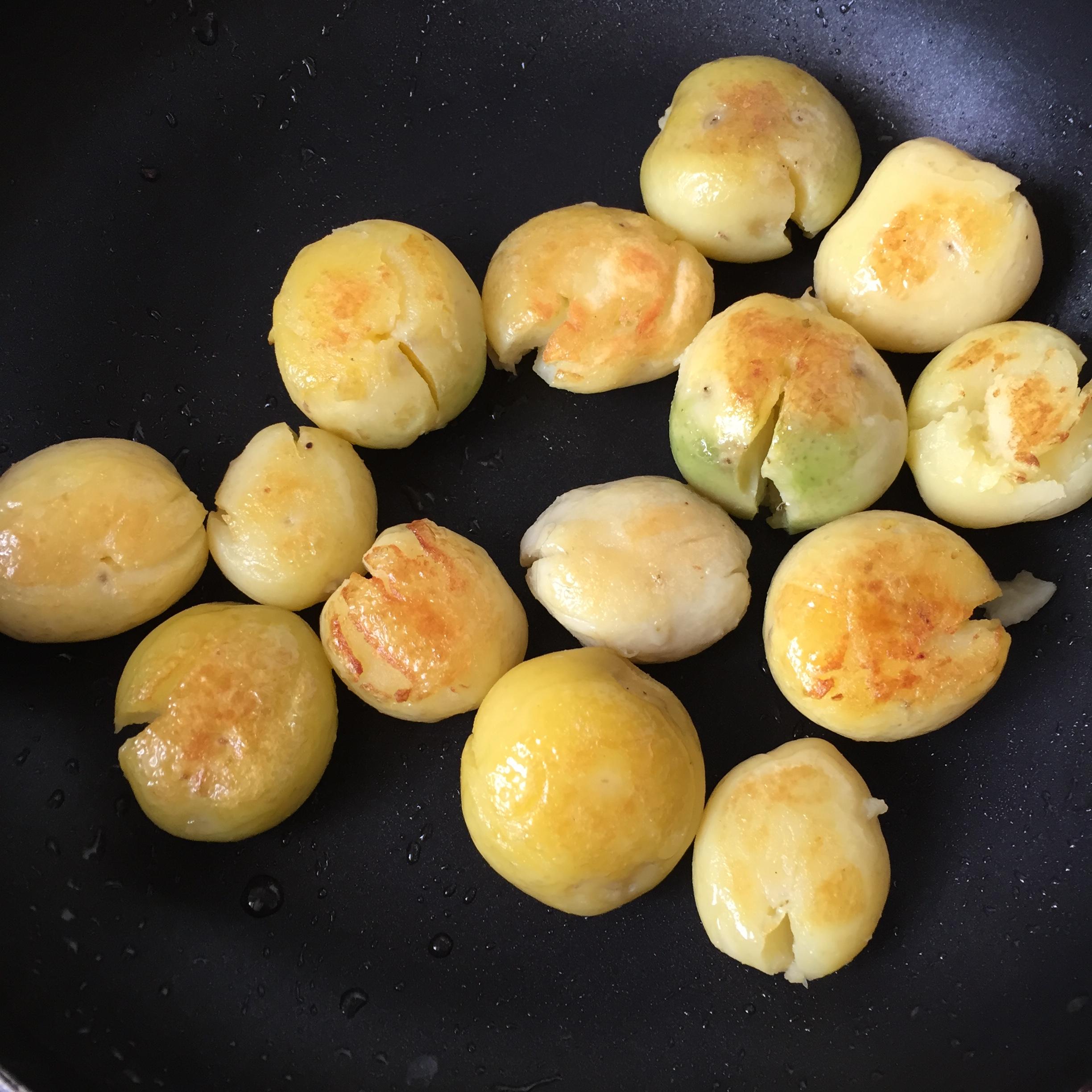 孜然香煎小土豆的做法 步骤3