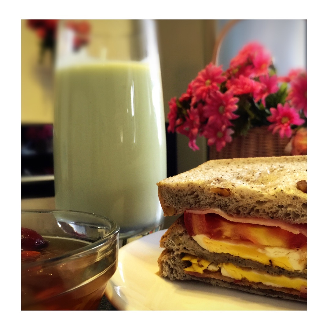 雞蛋培根火腿三明治➕牛油果奶昔的做法 步骤2