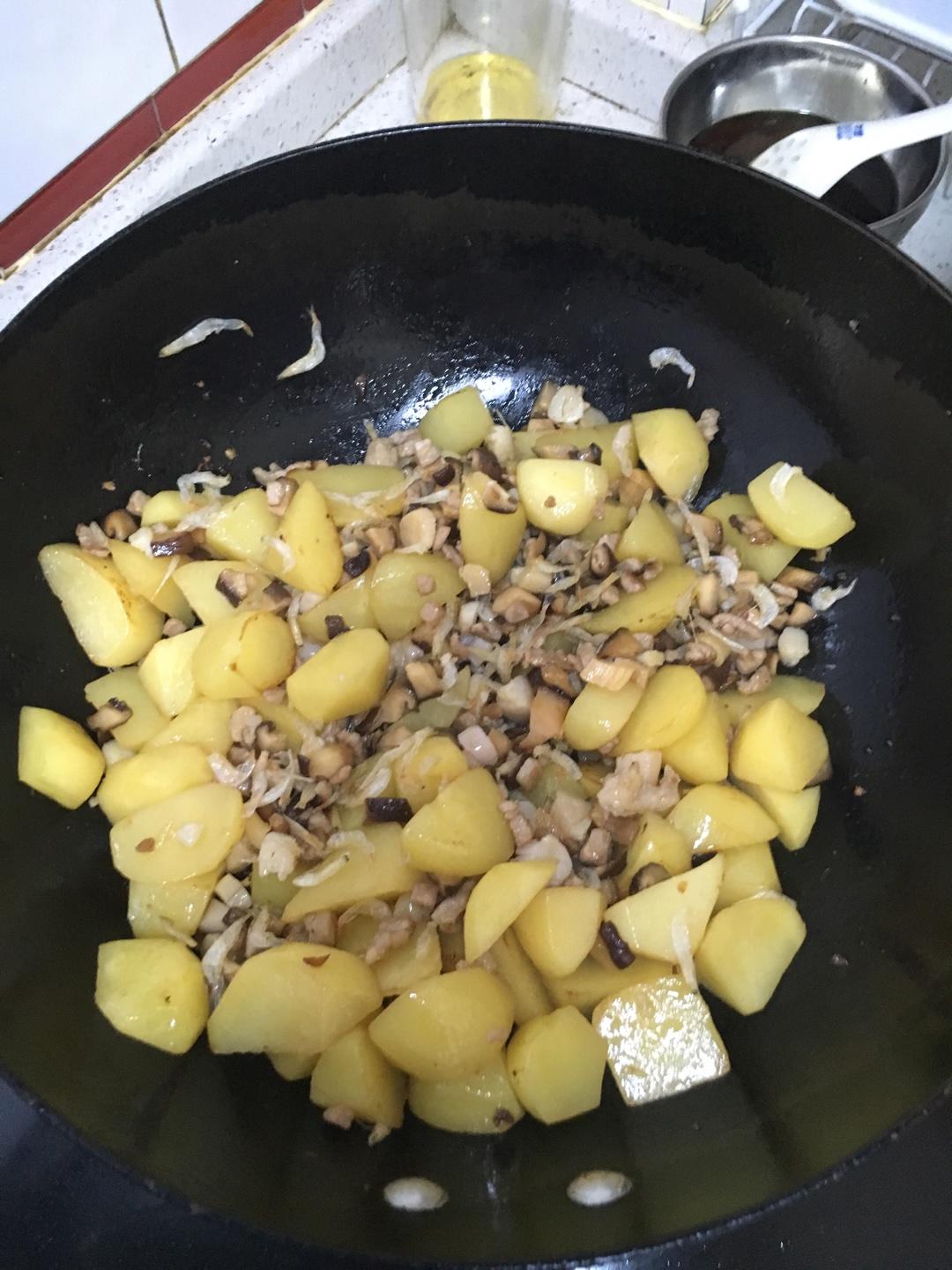 土豆燜飯的做法 步骤3