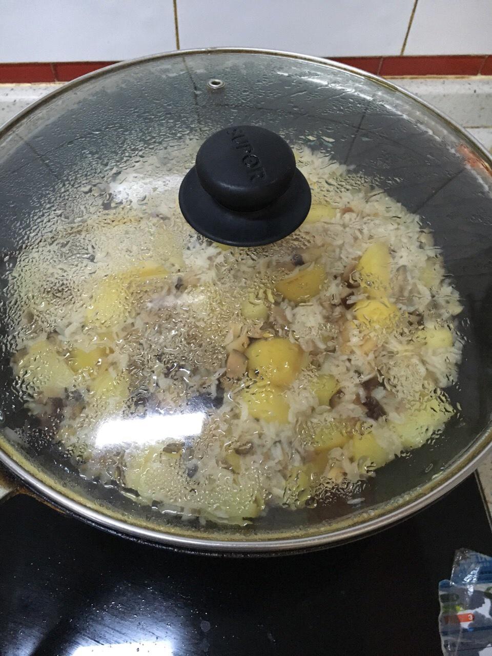 土豆燜飯的做法 步骤7