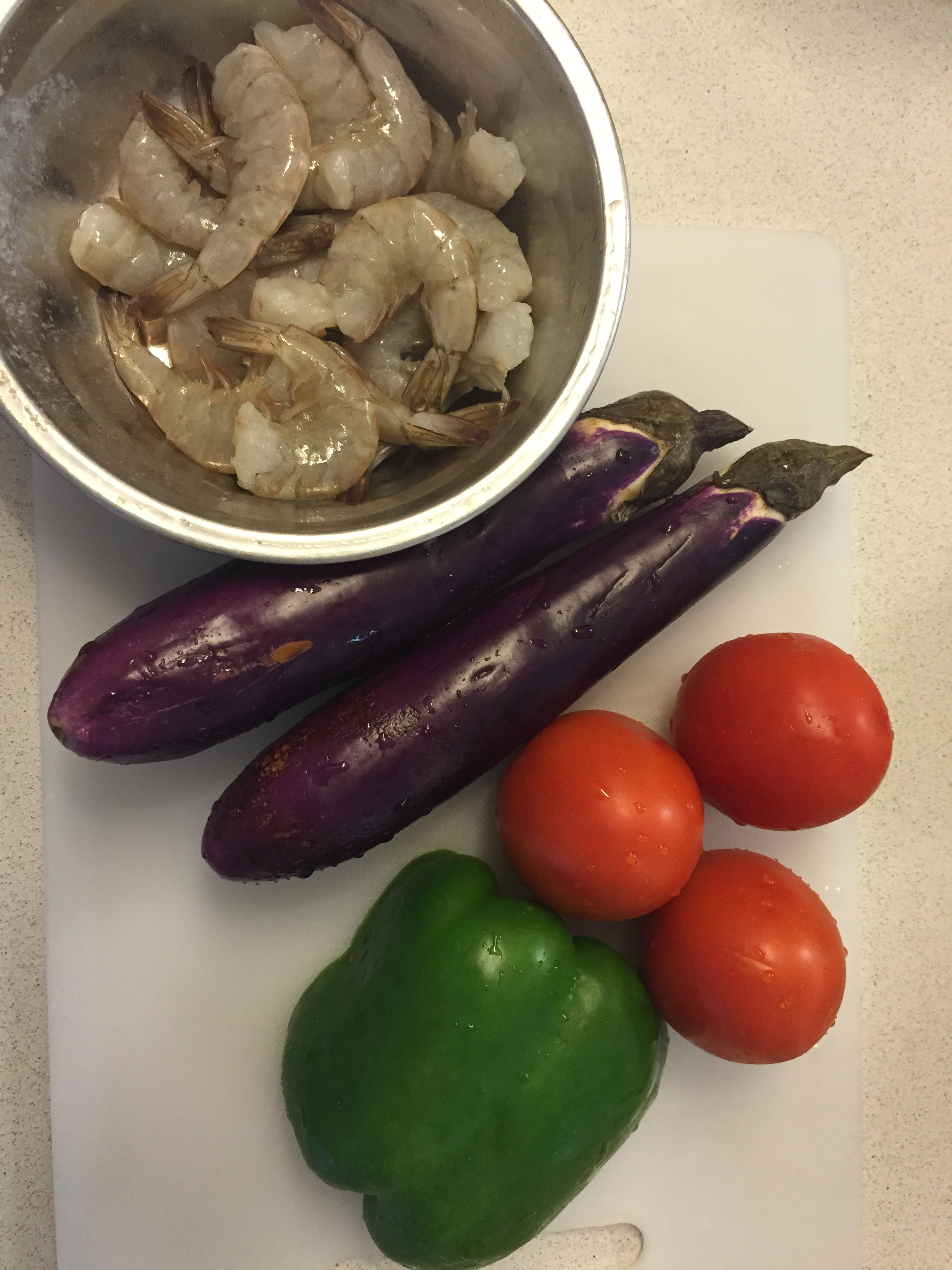鮮蝦茄子煲（獨家哦～超級下飯哦～營養超級豐富哦）的做法 步骤1