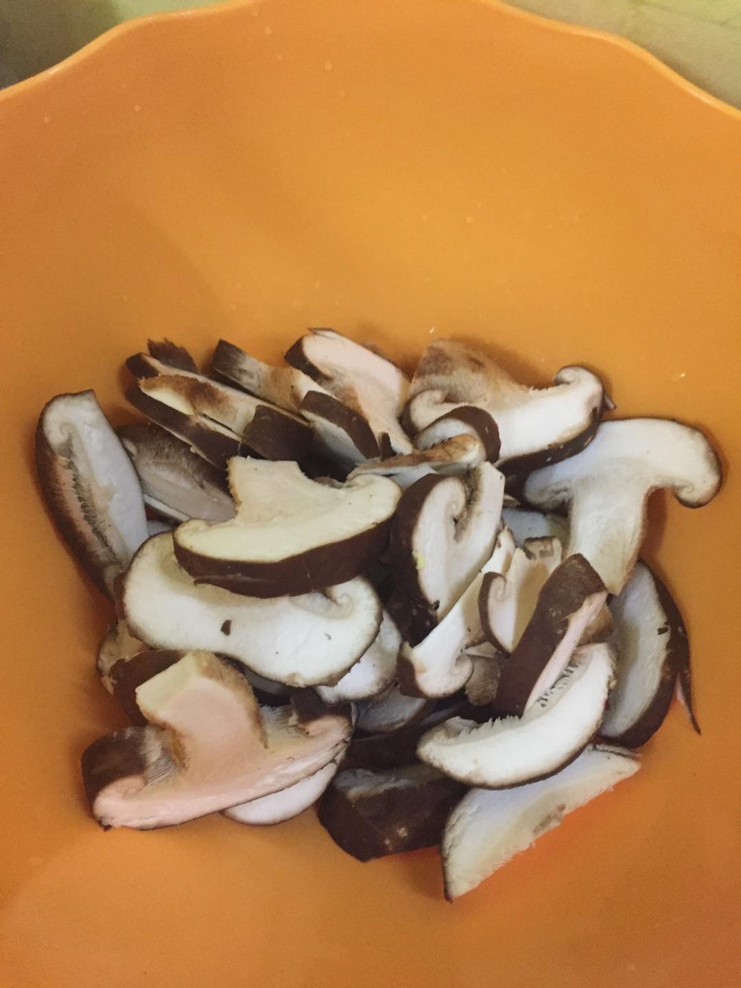 玉米蘑菇燜鴨 （少調味料版）的做法 步骤1