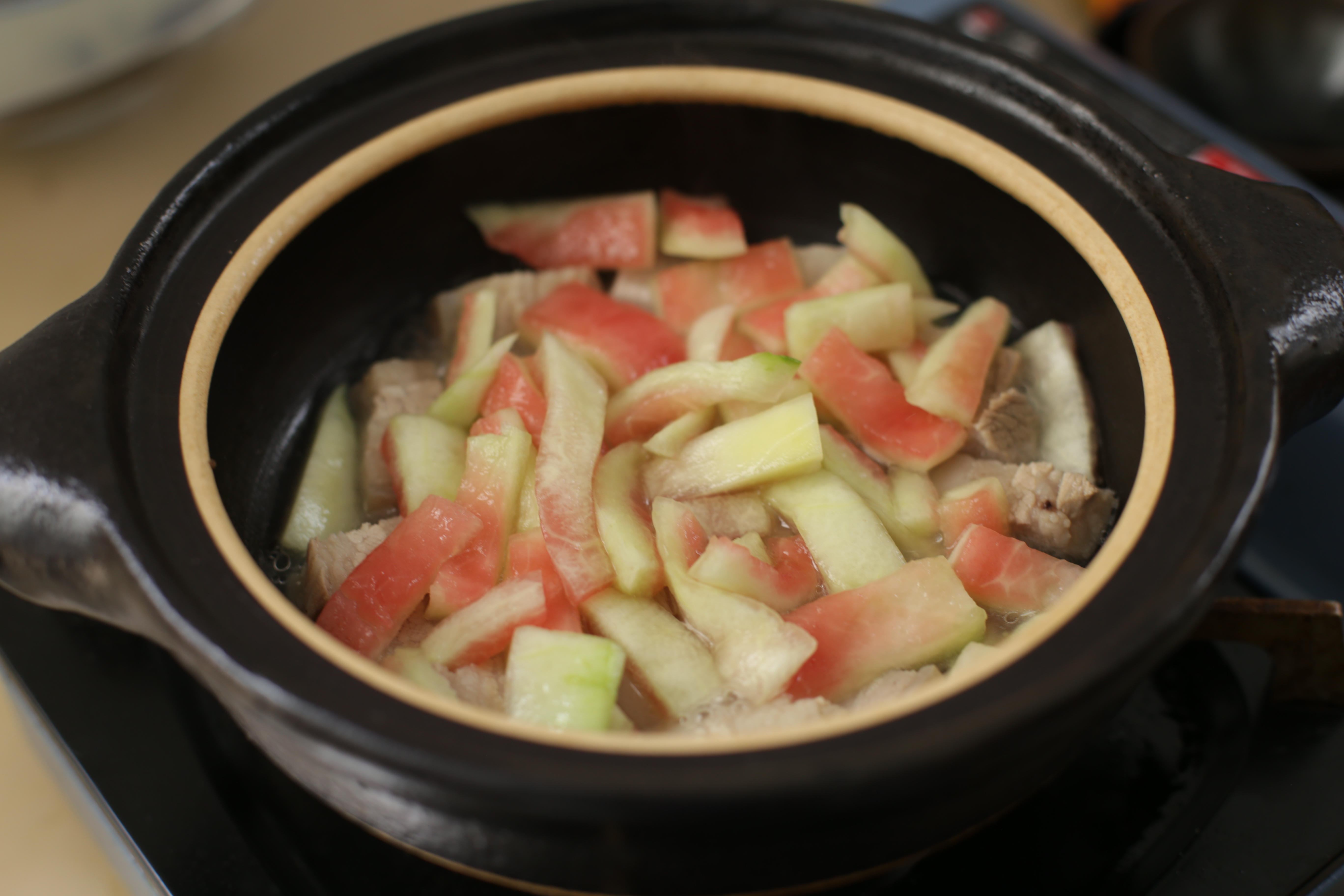 西瓜皮燉鹹肉的做法 步骤3