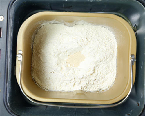 紅棗煉奶吐司的做法（麪包機版）的做法 步骤2