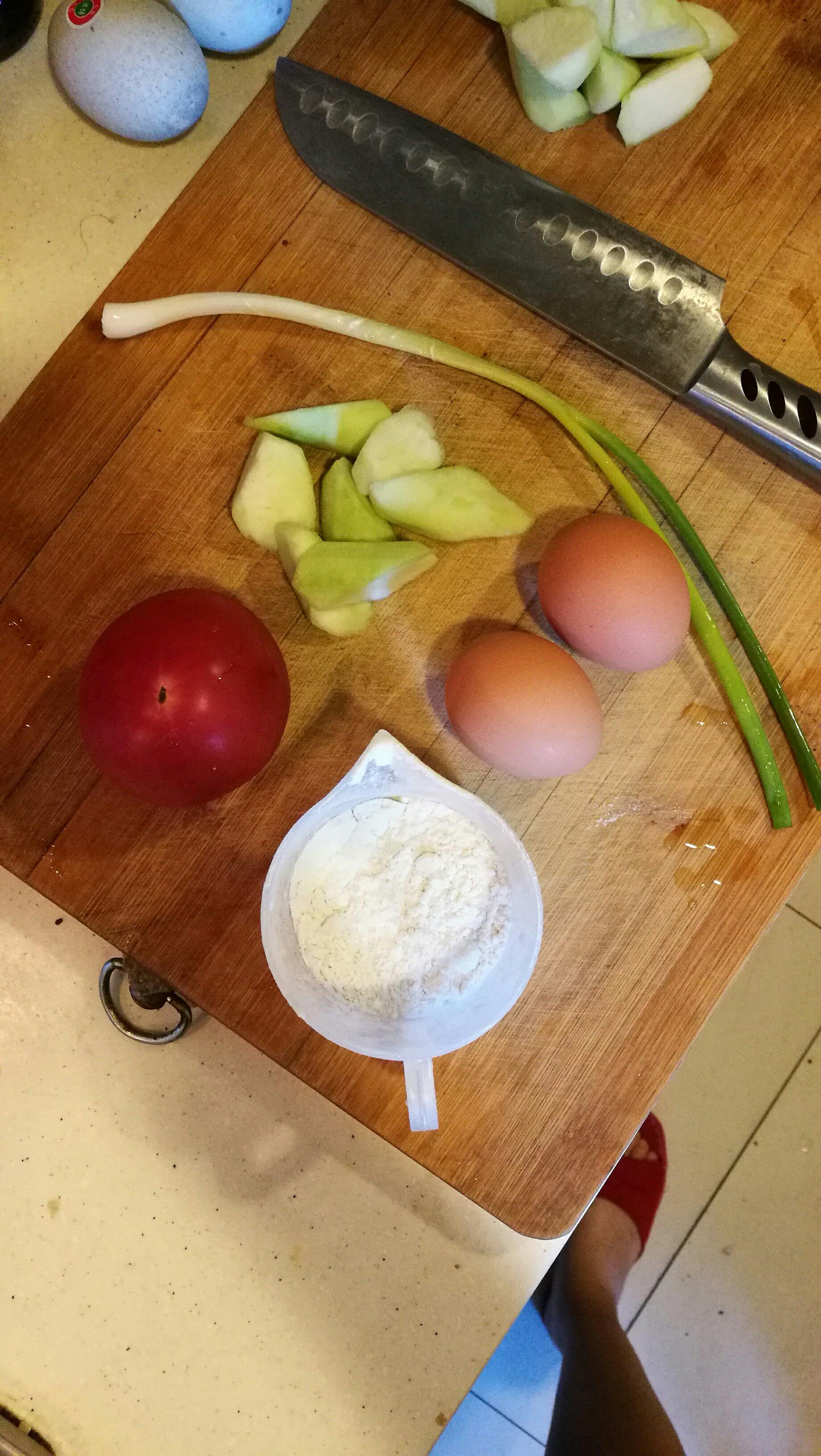 寶寶早餐西紅柿絲瓜蛋餅的做法 步骤1