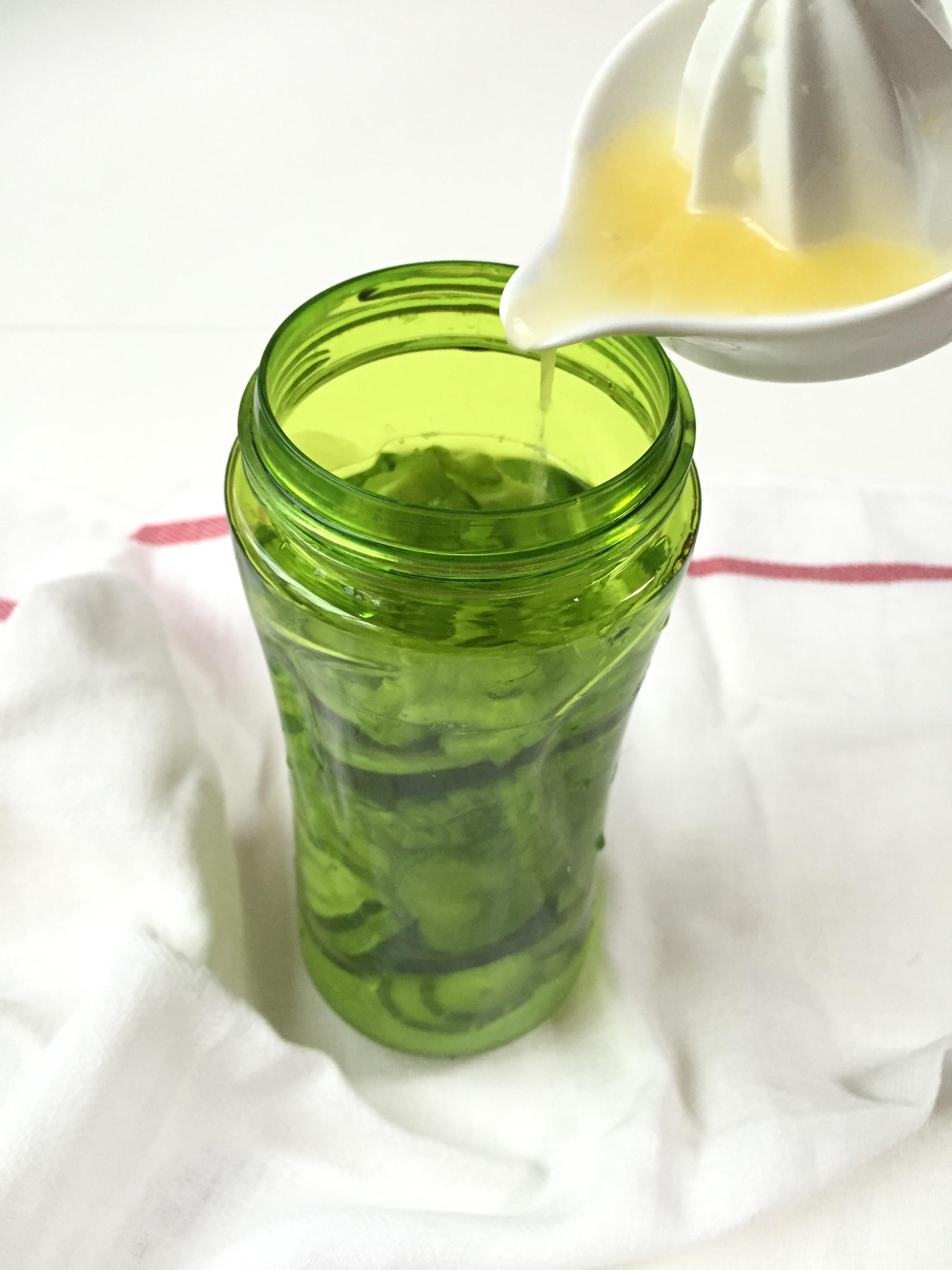 清涼綠色果汁公式（苦瓜、黃瓜、芹菜、檸檬......）的做法 步骤2