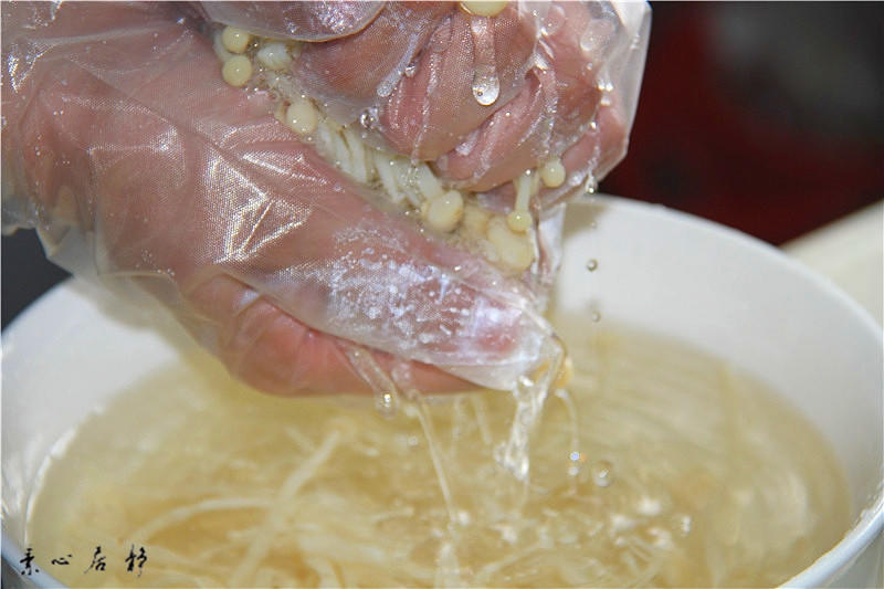 素心居靜奉上解暑冷盤冰鎮五彩金針菇的做法的做法 步骤6