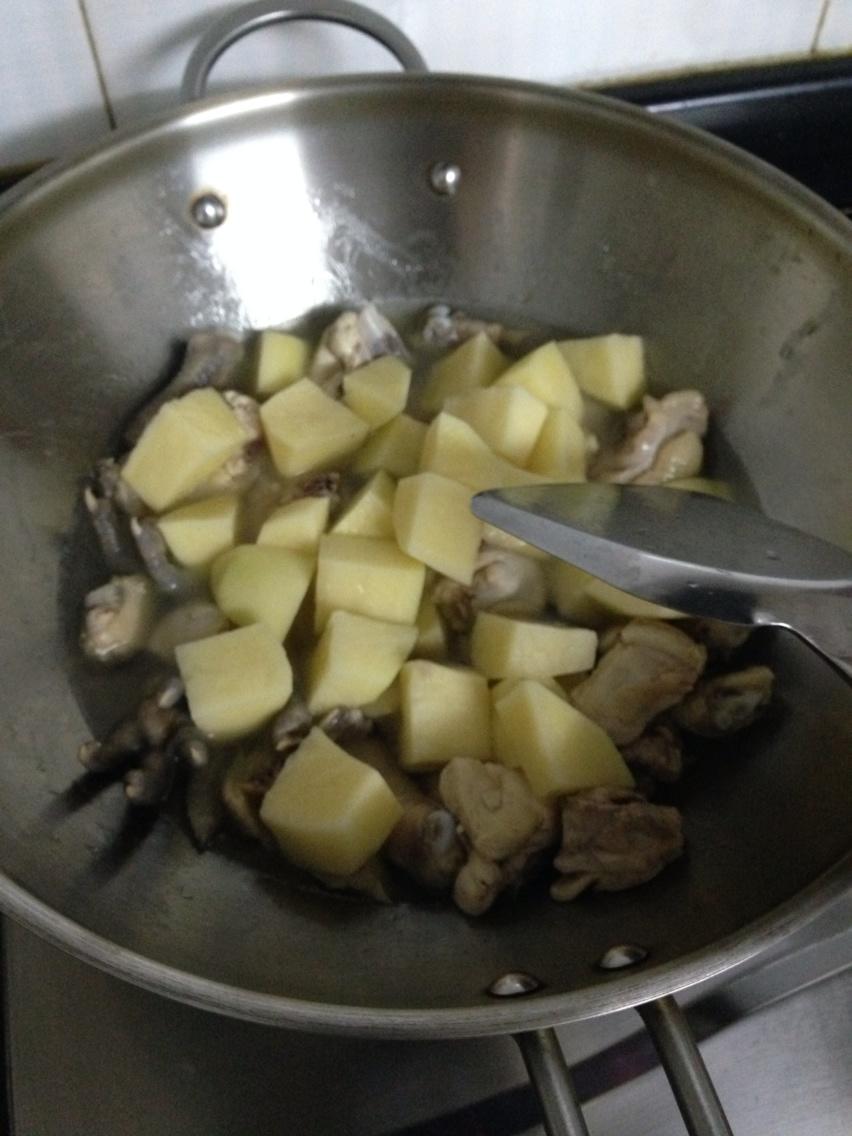 咖哩土豆雞 蓋澆飯的做法 步骤3