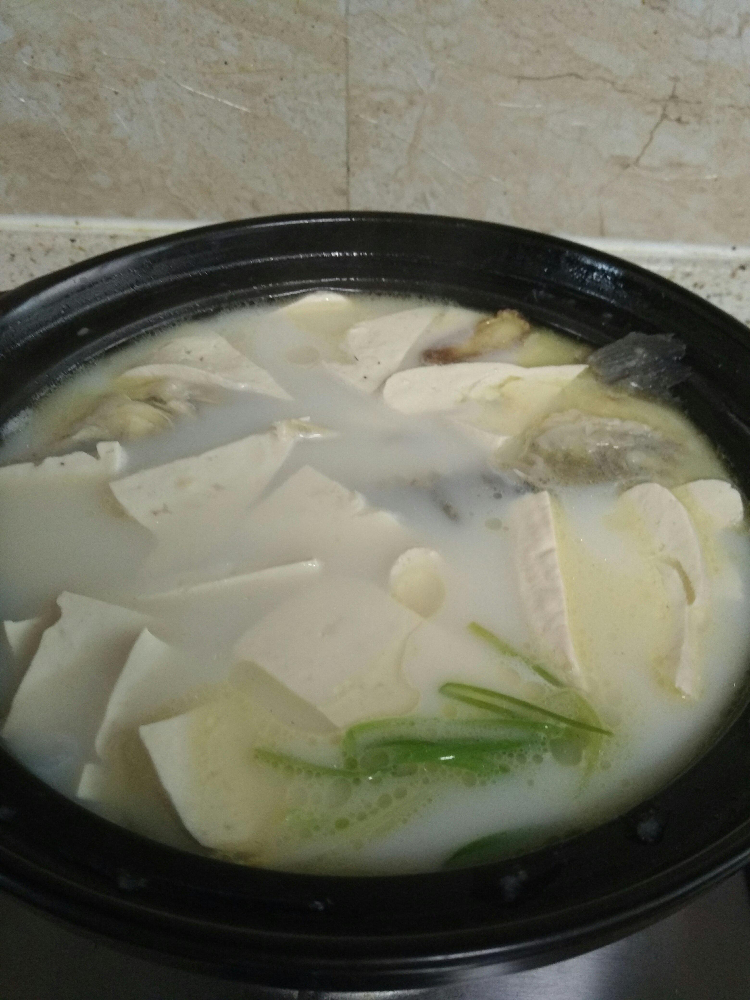 砂鍋鯽魚豆腐湯的做法 步骤2