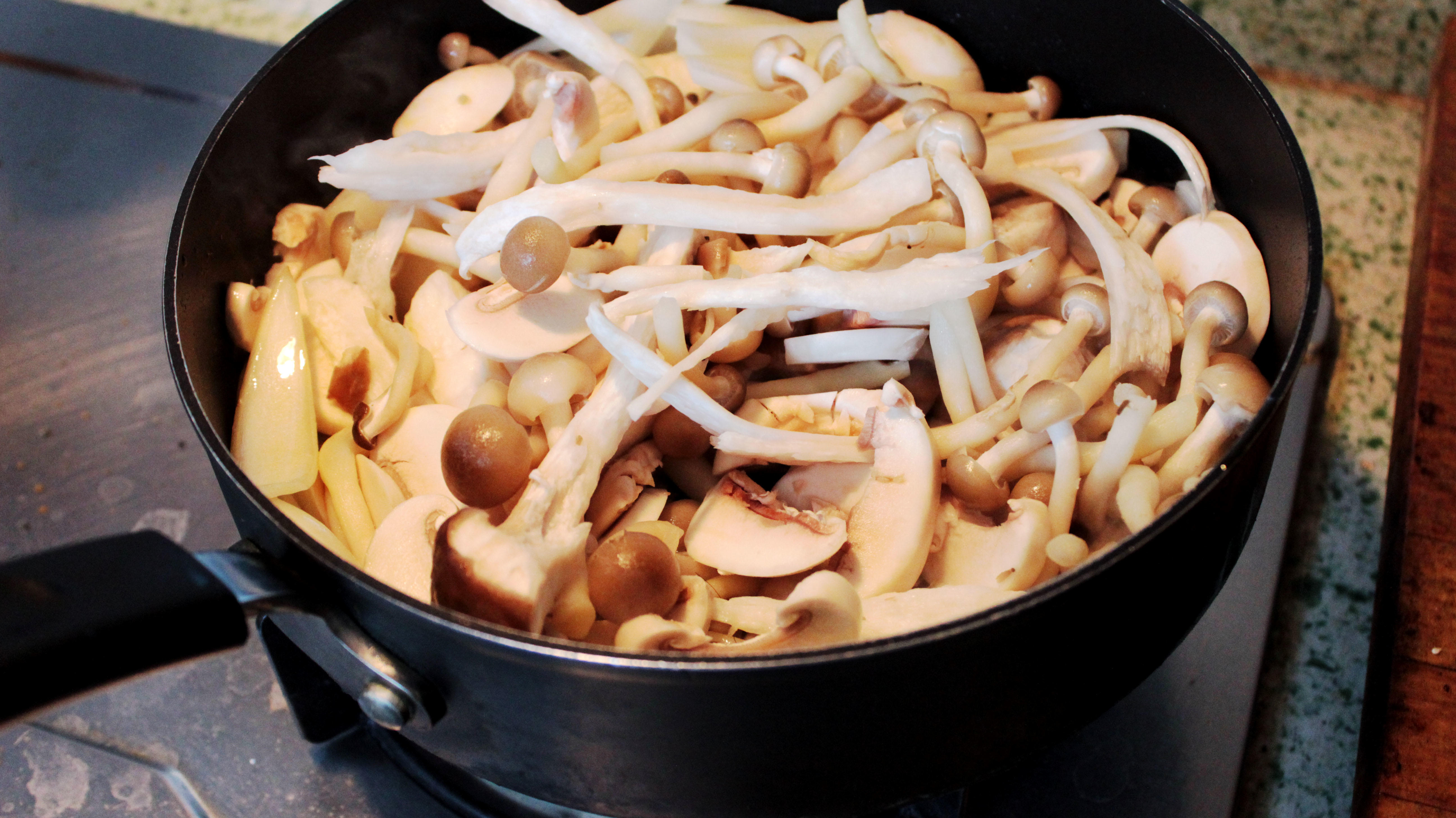 【山姆廚房】青咖哩菌菇煮蟹鉗的做法 步骤5