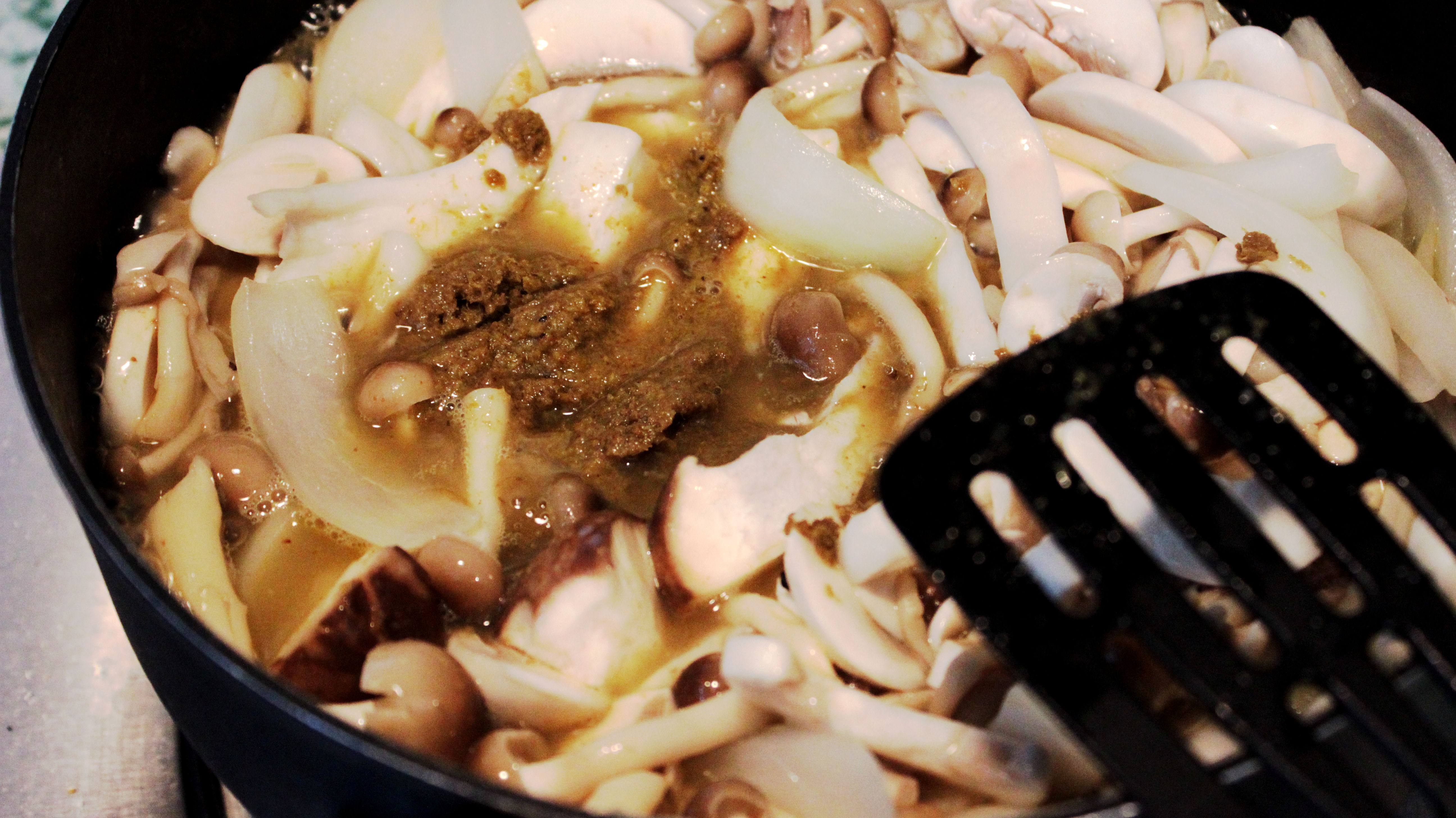 【山姆廚房】青咖哩菌菇煮蟹鉗的做法 步骤7