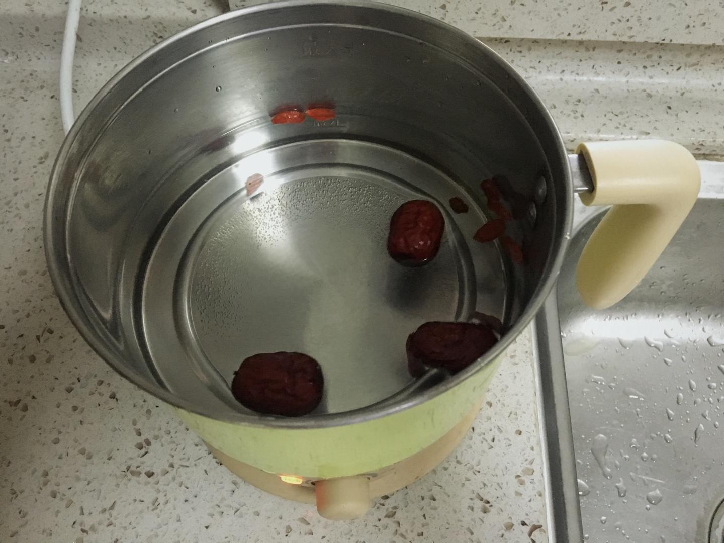 紅棗枸杞酒釀蛋的做法 步骤1