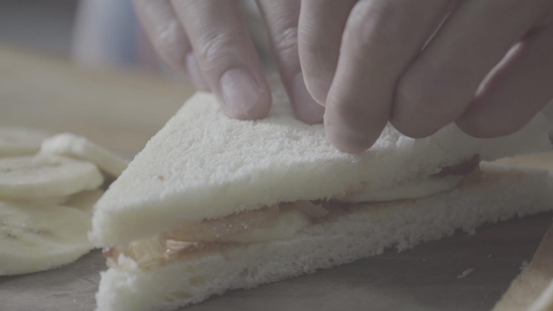 貓王三明治| 爸爸廚房 花生醬 香蕉 早餐 火腿 三明治的做法 步骤4