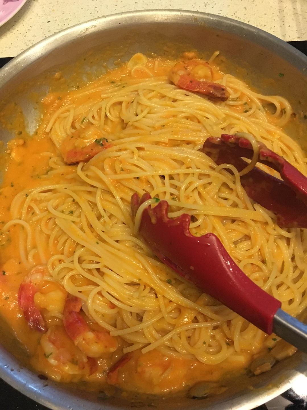 無比好吃的茄汁海鮮大蝦意大利麪的做法 步骤12