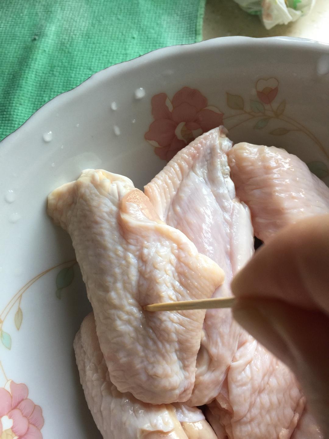 超級簡單好吃的油煎雞翅的做法 步骤1