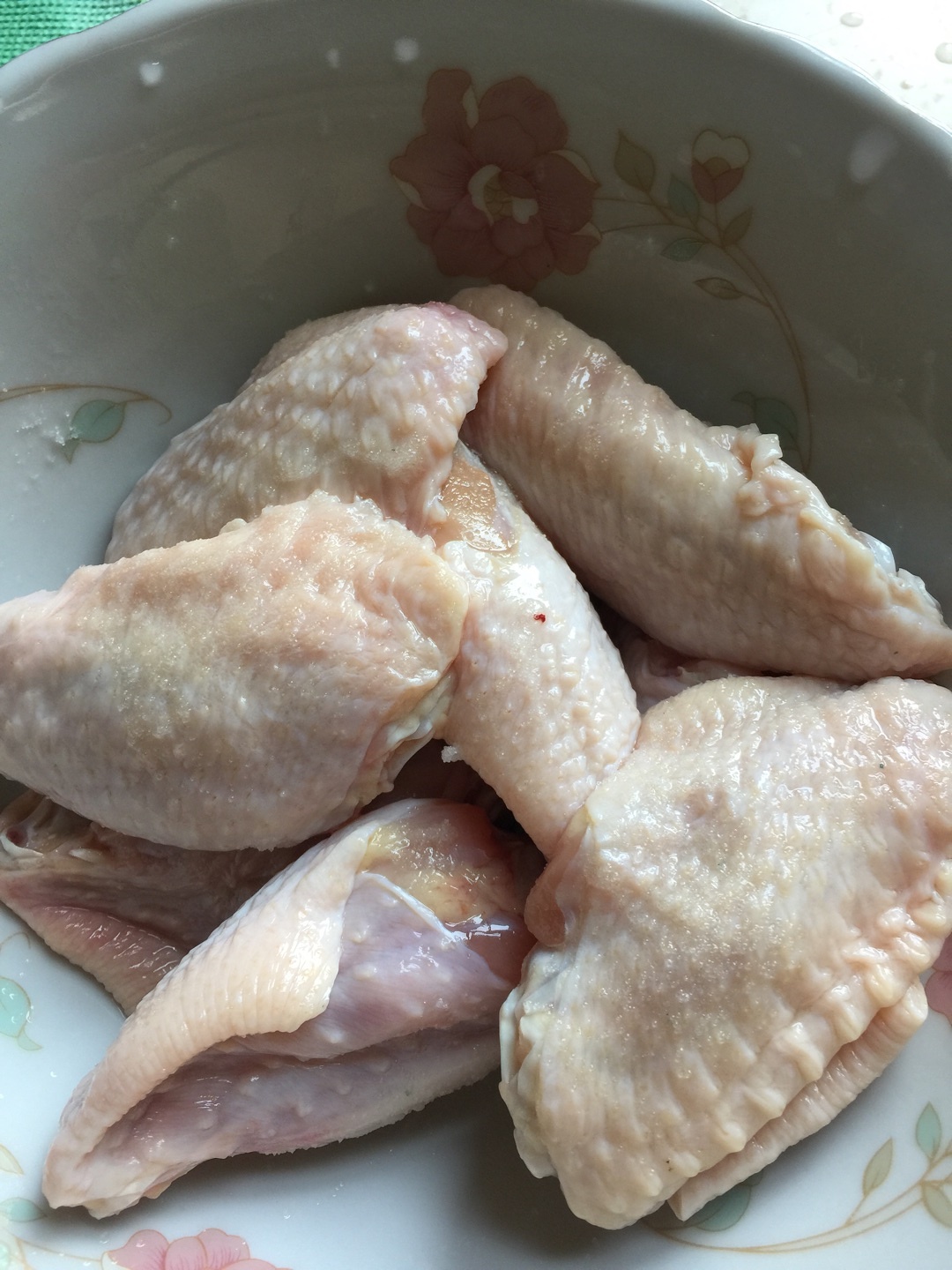 超級簡單好吃的油煎雞翅的做法 步骤2