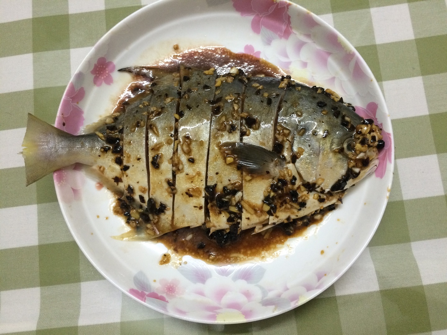蒜蓉豉汁蒸金倉魚的做法 步骤1
