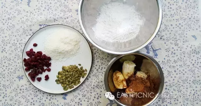 100個easy-to-make菜譜5 | 蔓越莓香蕉手工餅的做法 步骤1