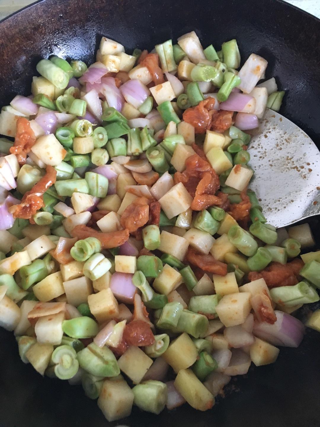 骨肉相連蔬菜丁燜飯的做法 步骤2