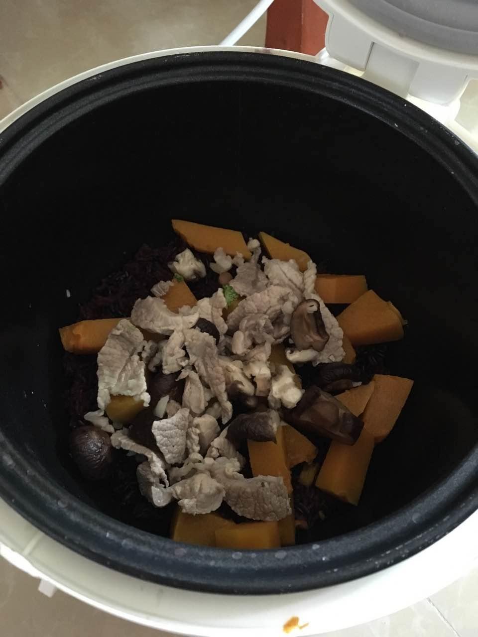 減肥瘦身，香菇南瓜瘦肉黑米飯的做法 步骤6