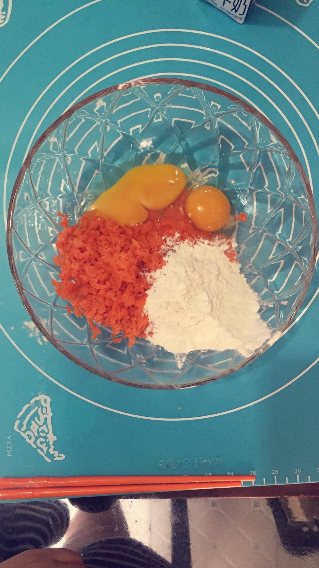 胡蘿蔔雞蛋餅➕胡蘿蔔橙子汁的做法 步骤3