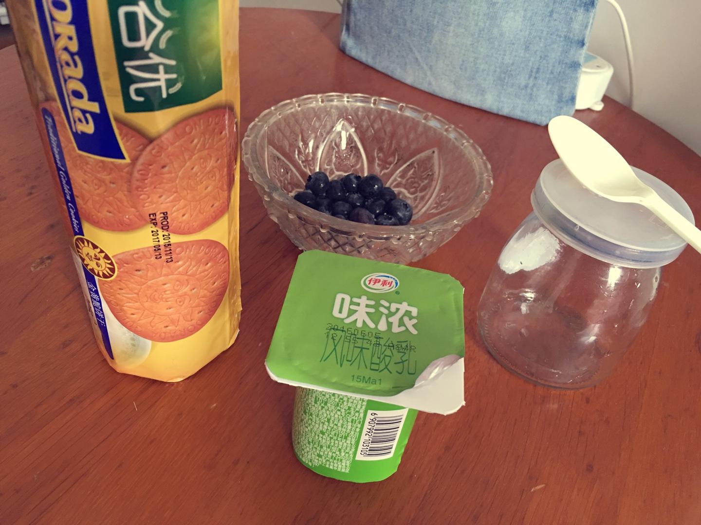 酸奶藍莓木糠杯的做法 步骤1
