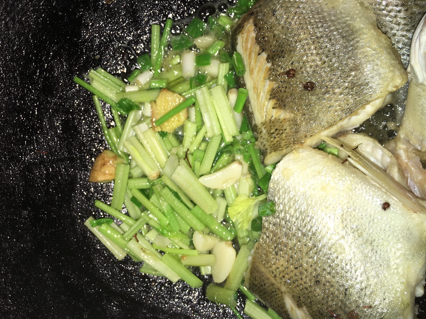 鍋餅燴海魚（紅燒魚燴餅）的做法 步骤6