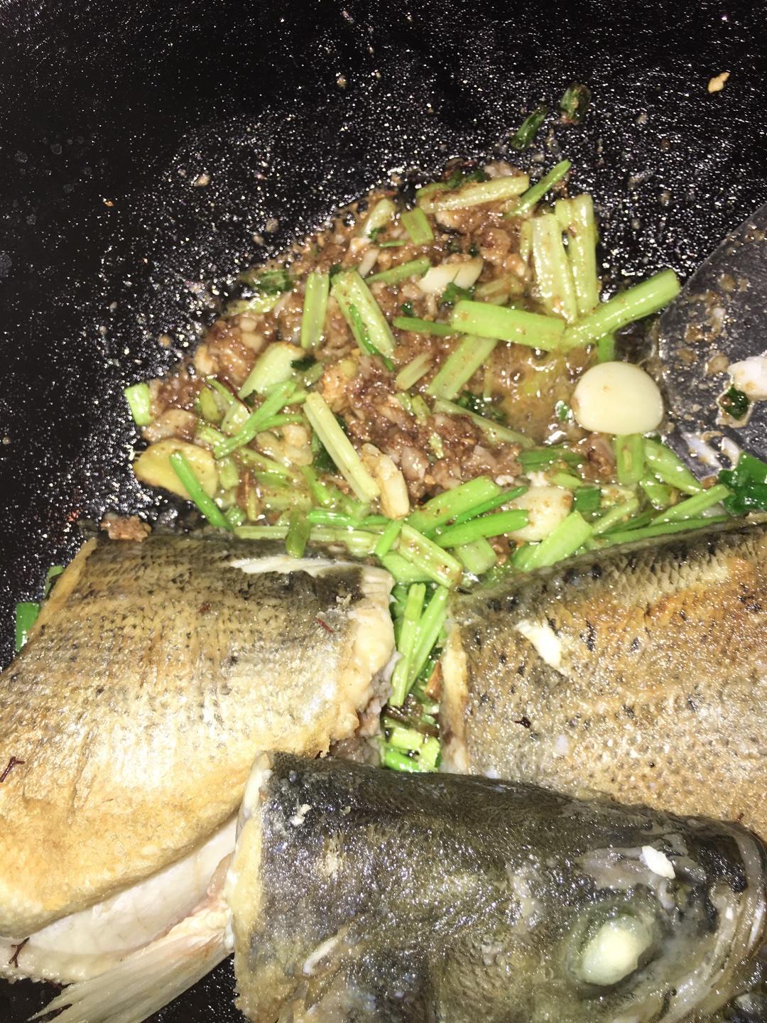 鍋餅燴海魚（紅燒魚燴餅）的做法 步骤7